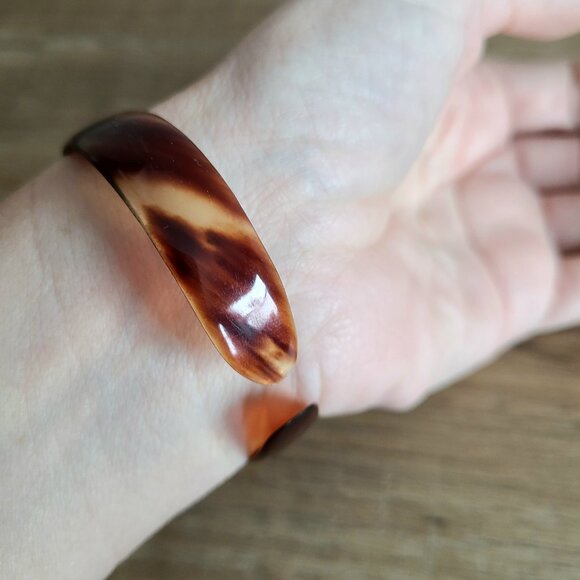 Faux tortoiseshell cuff/bangle. - Picture 8 of 9